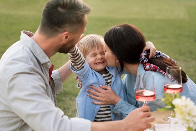 Família feliz com criança em plano médio