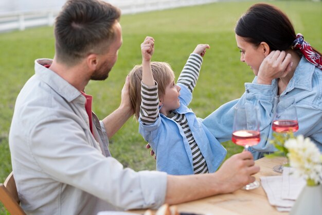 Foto grátis família feliz com criança