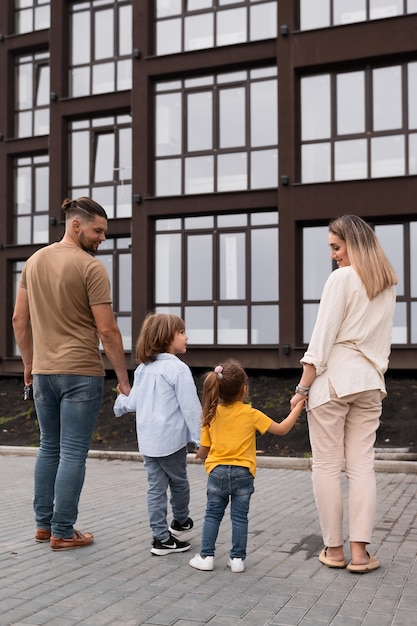 Foto grátis família feliz com crianças se movendo em sua nova casa