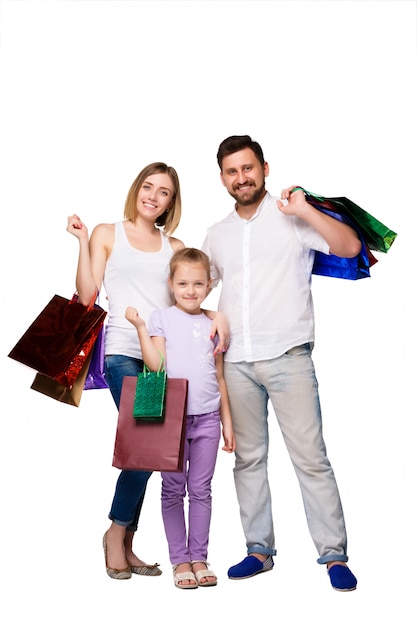 Família feliz com sacolas de compras