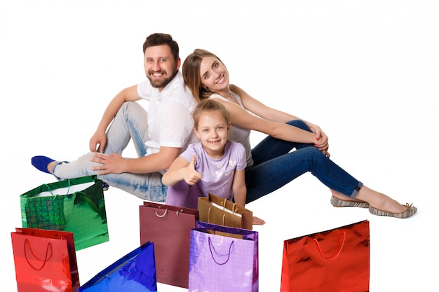 Família feliz com sacolas de compras
