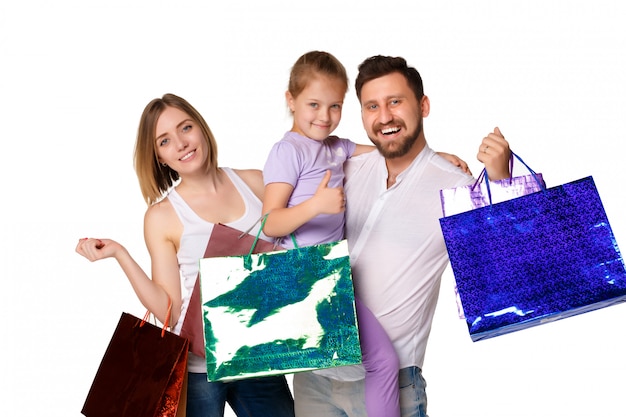 Família feliz com sacolas de compras