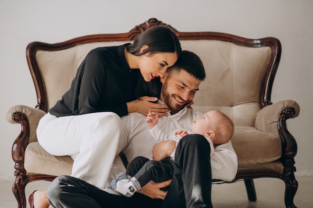 Foto grátis família feliz com seu primeiro filho