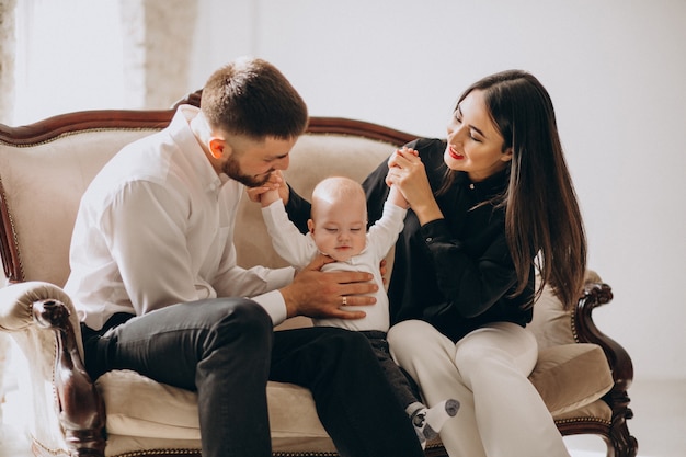 Foto grátis família feliz com seu primeiro filho