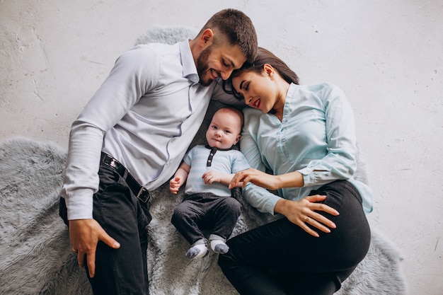 Foto grátis família feliz com seu primeiro filho