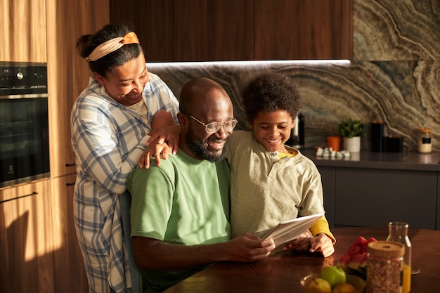 Foto grátis família feliz com tablet médio