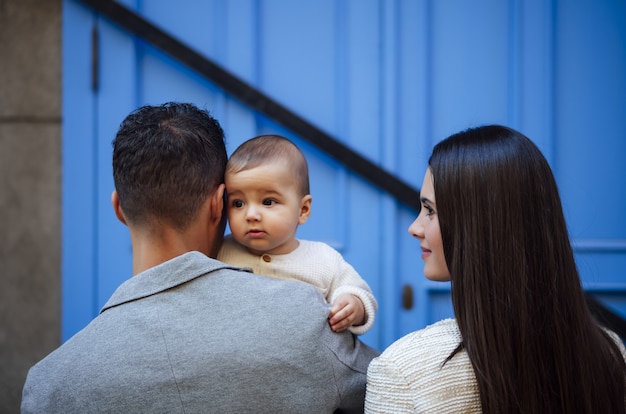 Foto grátis família feliz com uma menina