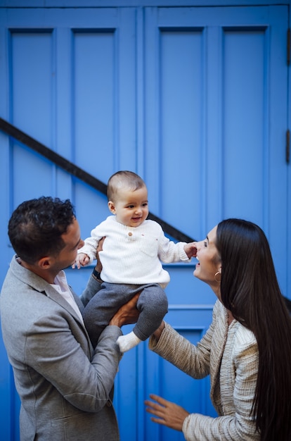 Família feliz com uma menina