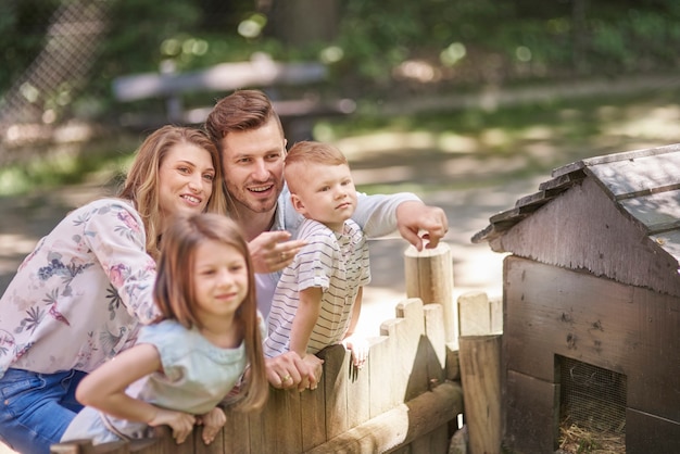 Família feliz curtindo a natureza