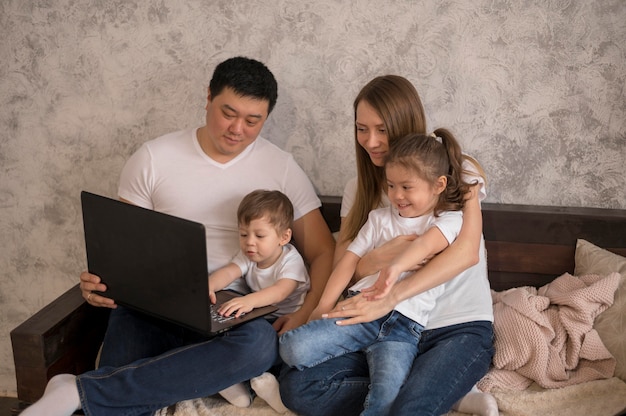 Família feliz de alto ângulo