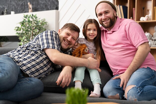 Família feliz de dois pais e um bebê