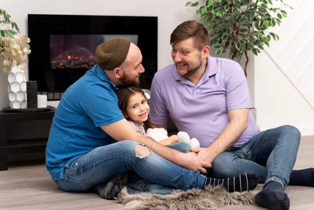 Família feliz de dois pais e um bebê