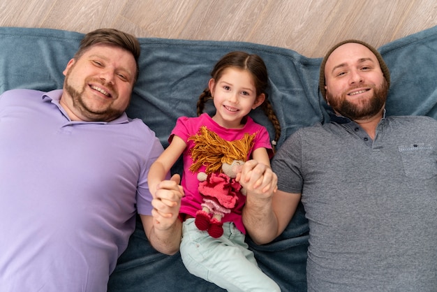 Família feliz de dois pais e um bebê