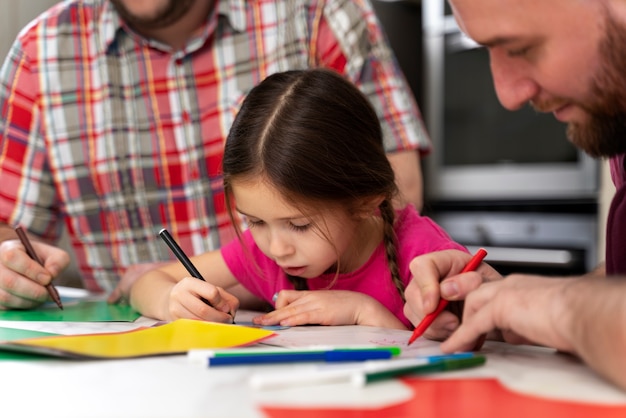 Família feliz de dois pais e um bebê