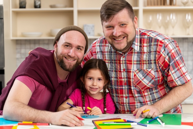 Família feliz de dois pais e um bebê