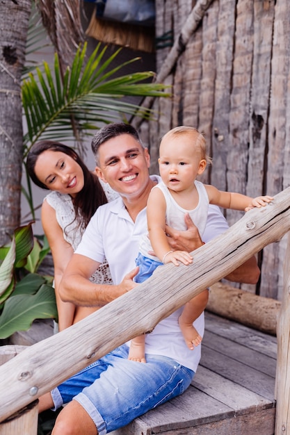 Família feliz de férias com o garotinho