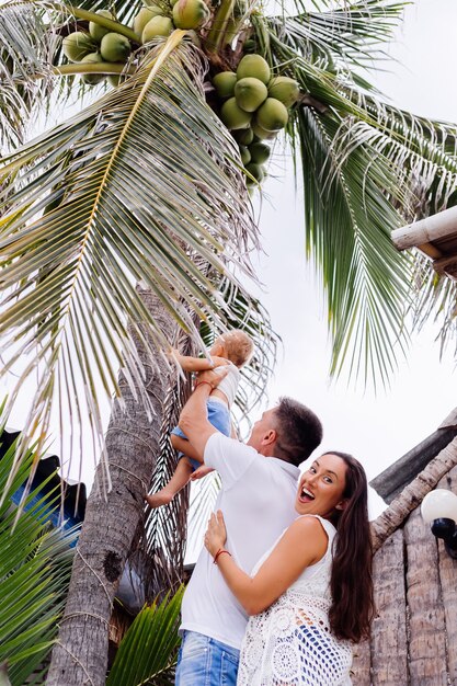 Família feliz de férias com o garotinho