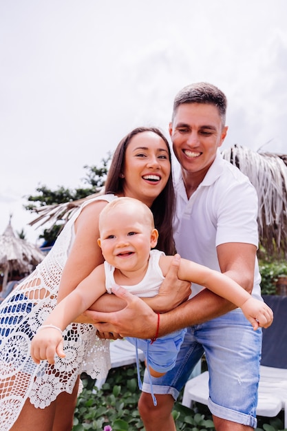 Família feliz de férias com o garotinho