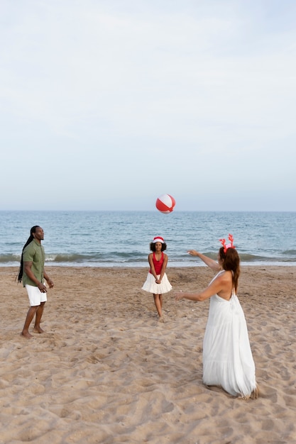 Foto grátis família feliz de tiro completo brincando com bola