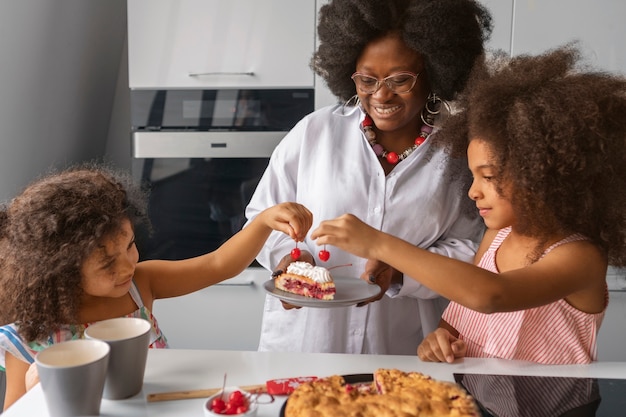 Família feliz de tiro médio comemorando em casa