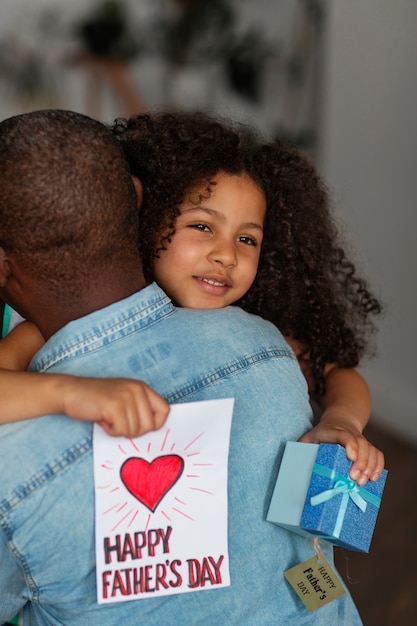 Família feliz de tiro médio comemorando em casa