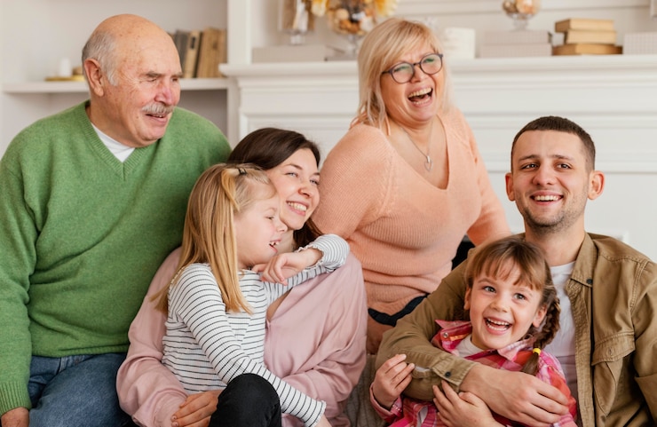 Foto grátis família feliz de tiro médio dentro de casa