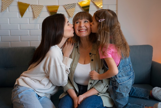 Foto grátis família feliz de tiro médio em casa