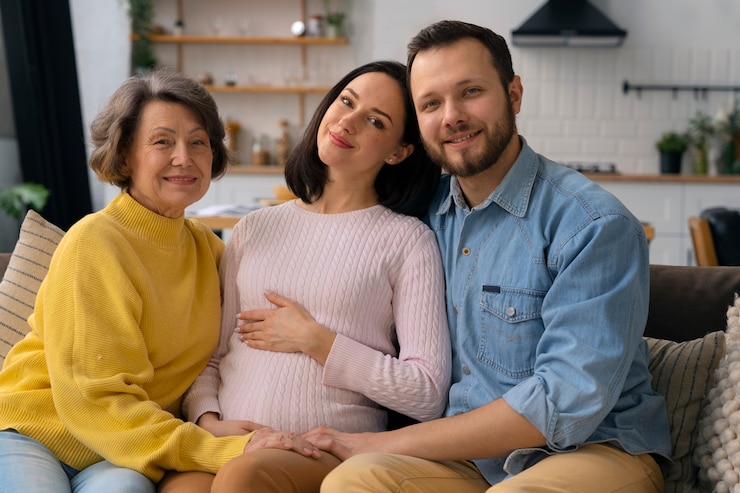 Foto grátis família feliz de tiro médio esperando bebê