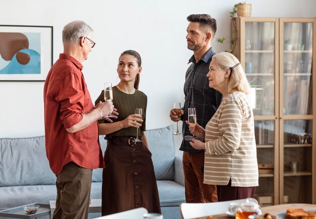 Família feliz de tiro médio segurando óculos