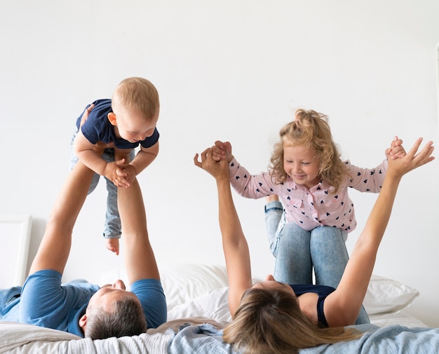 Foto grátis família feliz de vista frontal no quarto