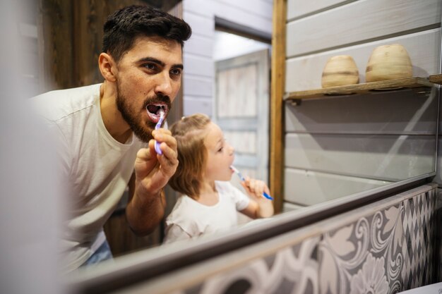 Família feliz desfrutando de tempo juntos