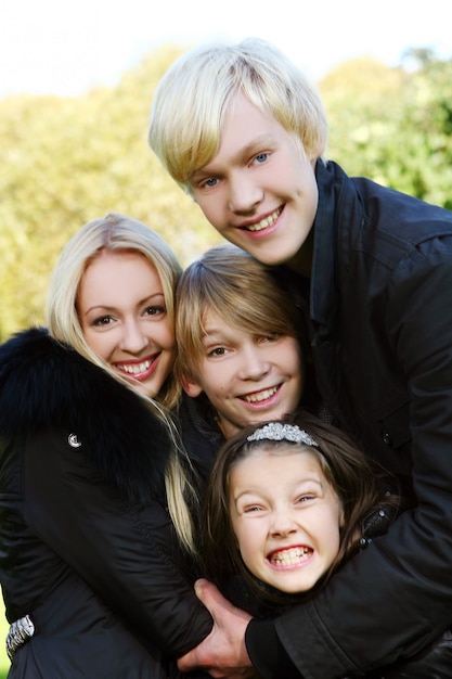 Família feliz Divirta-se no parque