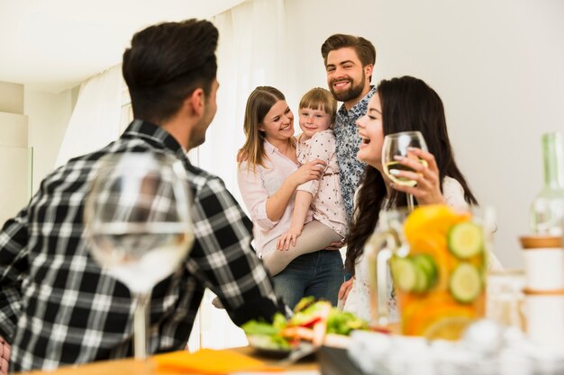 Família feliz e amigos relaxantes juntos