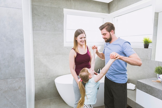 Foto grátis família feliz, em, banheiro