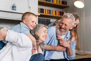 Foto grátis família feliz em casa tiro médio