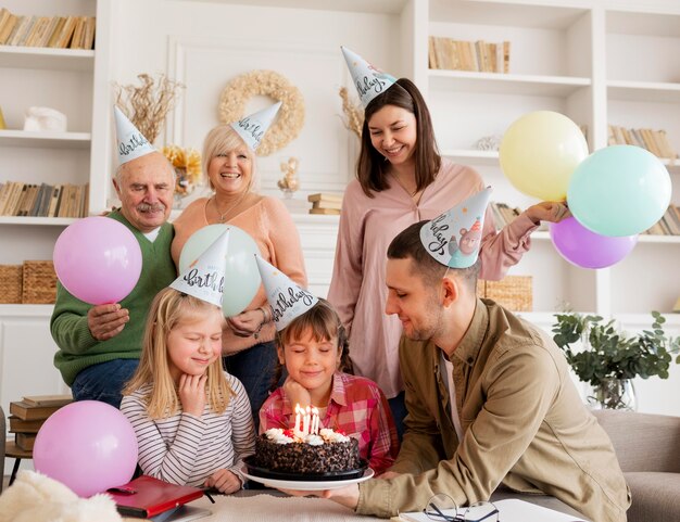 Família feliz em foto média comemorando