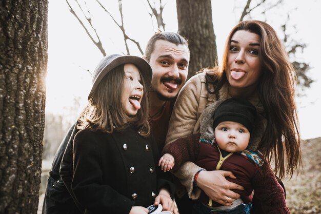 Família feliz fazendo caras