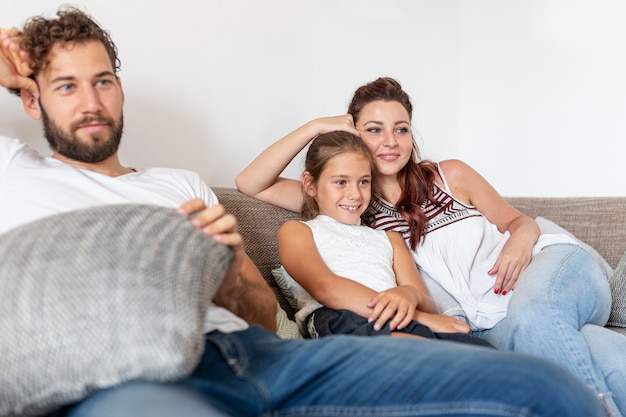 Foto grátis família feliz fofa a passar tempo juntos