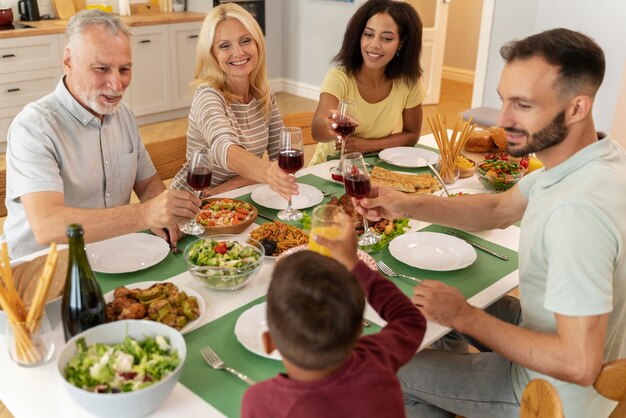 Família feliz jantando juntos