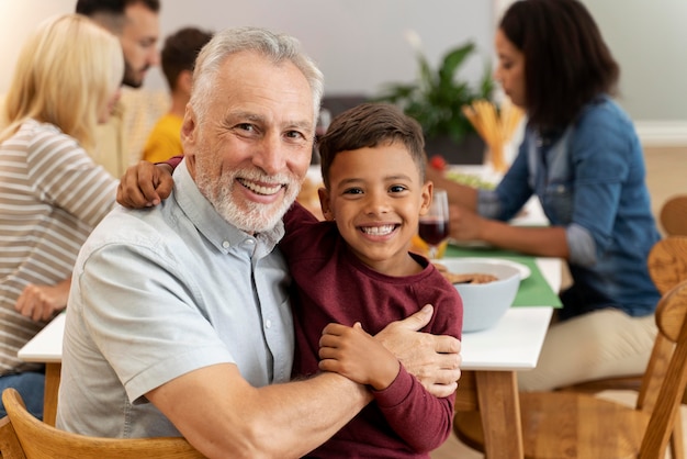 Família feliz jantando juntos