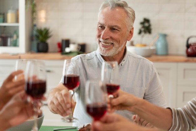 Família feliz jantando juntos