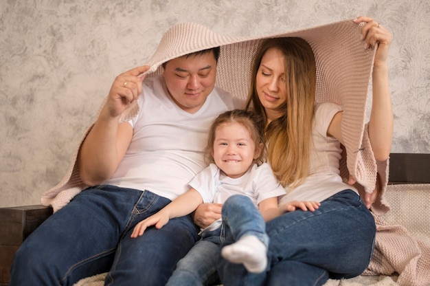 Foto grátis família feliz jogando