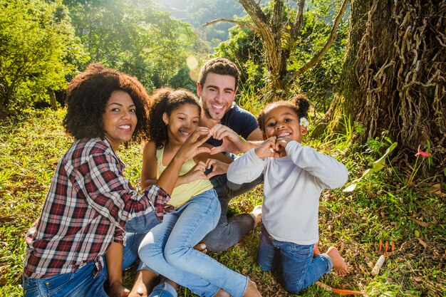 Família feliz juntos no campo