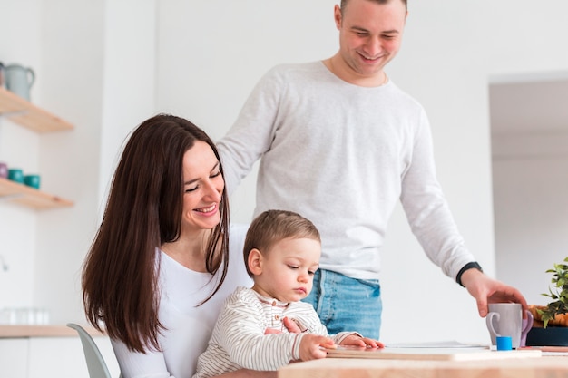 Família feliz na cozinha