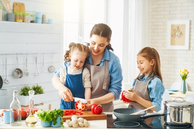 Família feliz na cozinha. | Foto Premium