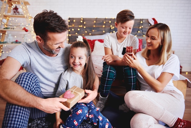 Família feliz na época do natal