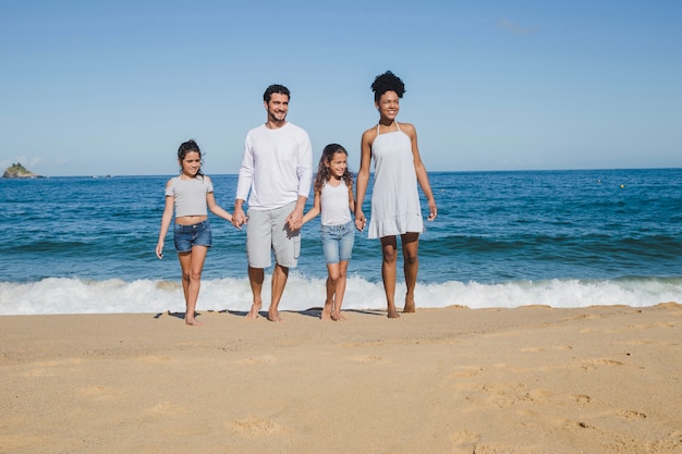 Família feliz nas férias de verão