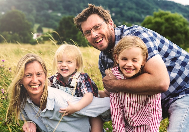 Família feliz no parque