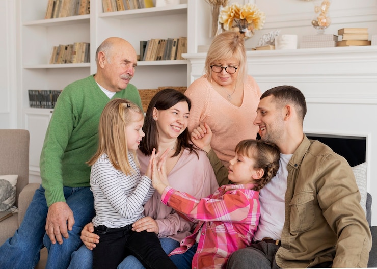 Foto grátis família feliz no sofá com foto média
