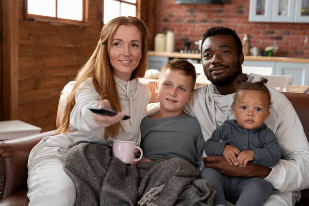 Família feliz no sofá com foto média